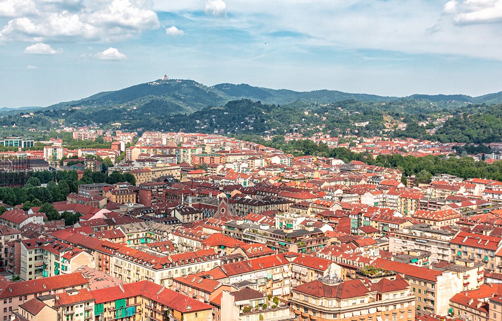 1 - SPACCATO DALL'ALTO DI TORINO CON SULLO SFONDO SANTUARIO DI SUPERGA.jpg